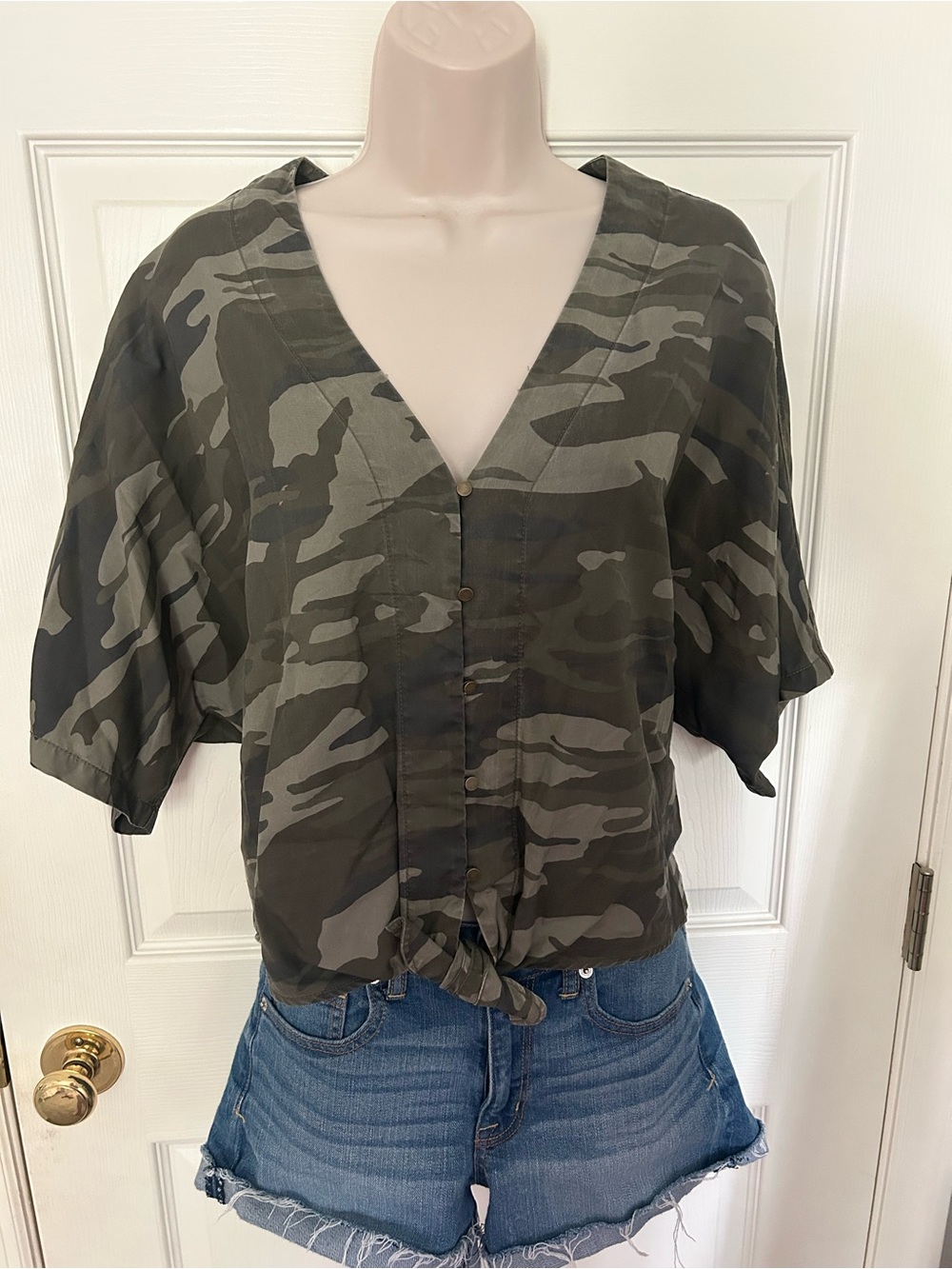 Women’s, Express, Camo Button Front Short Sleeve Top in Green & Gray Size Small